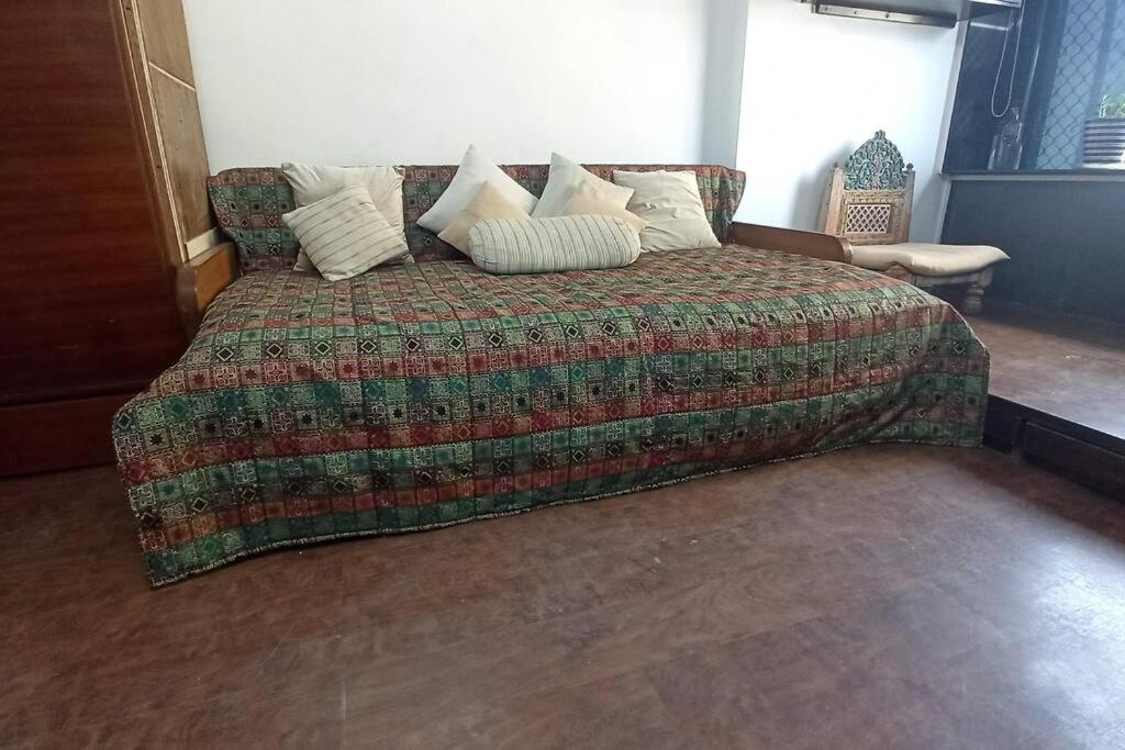 شقة Cozy Private Ac Studio By The Sea Bandstand Bandra W Mumbai Nr Taj Lands End المظهر الخارجي الصورة