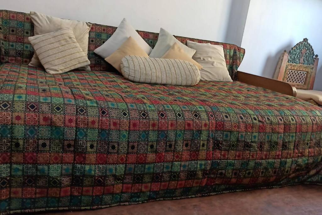 شقة Cozy Private Ac Studio By The Sea Bandstand Bandra W Mumbai Nr Taj Lands End المظهر الخارجي الصورة