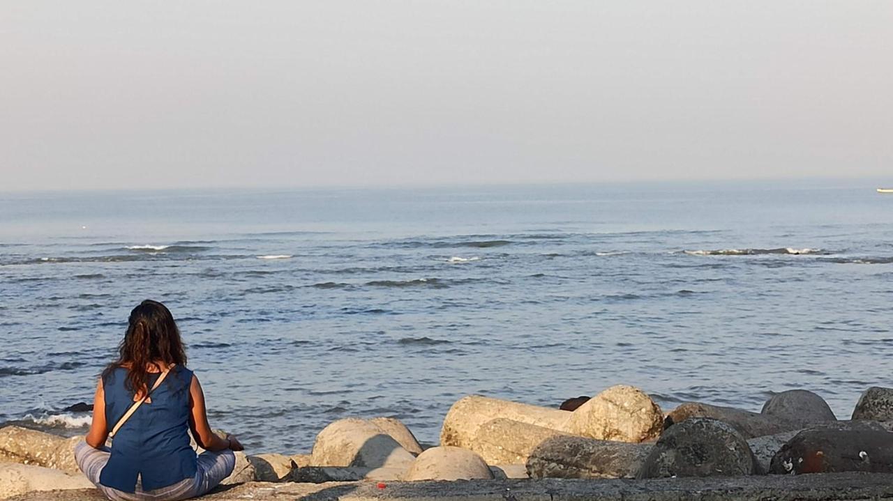 شقة Cozy Private Ac Studio By The Sea Bandstand Bandra W Mumbai Nr Taj Lands End المظهر الخارجي الصورة
