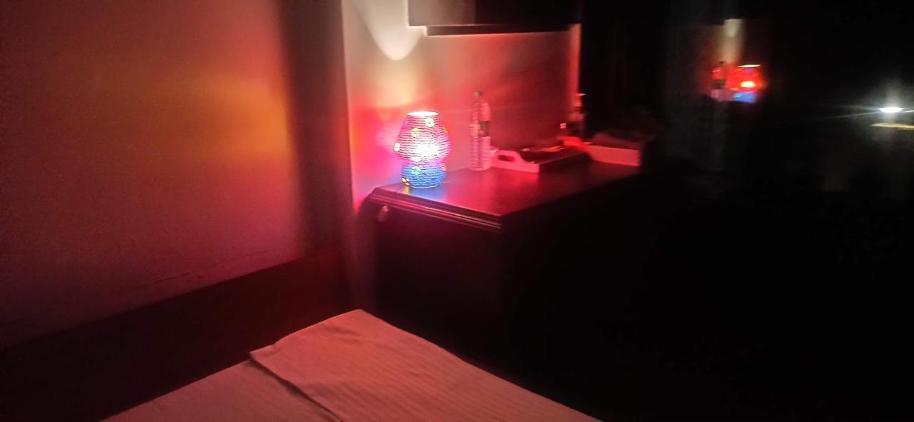 شقة Cozy Private Ac Studio By The Sea Bandstand Bandra W Mumbai Nr Taj Lands End المظهر الخارجي الصورة