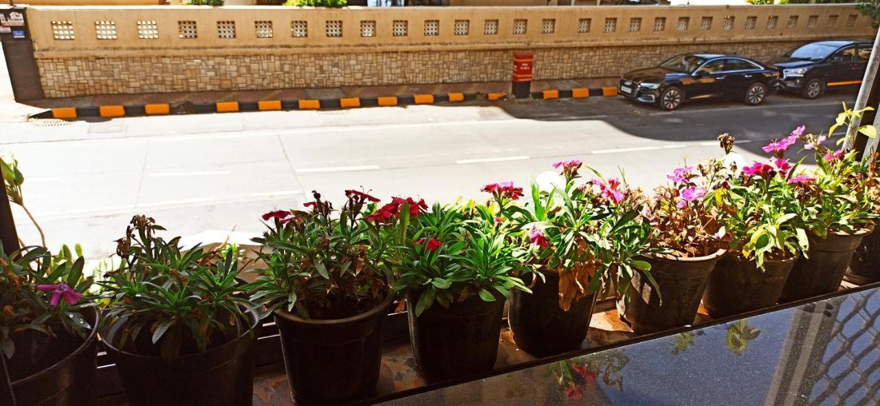 شقة Cozy Private Ac Studio By The Sea Bandstand Bandra W Mumbai Nr Taj Lands End المظهر الخارجي الصورة